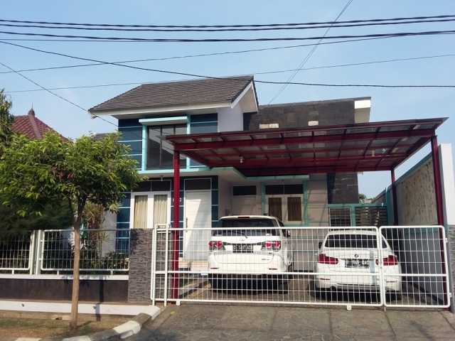 Rumah Luas Dengan Taman di Kemang Pratama