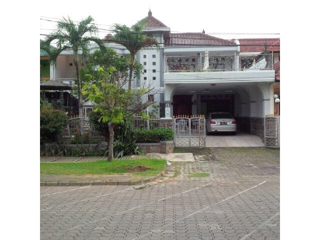Rumah Luas di Pinggir Jalan